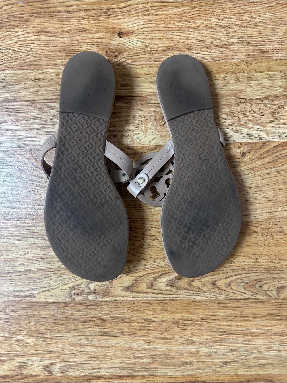Tory Burch Nude/Taupe Leather Logo Thong Sandals. Size 8 - Picture 4 of 6
